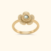 Maya Pearl Flower Ring - gold plated damesring met bloemdesign en parelmoer steen.