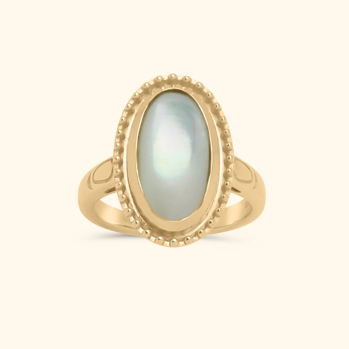 Pearl Oval Ring - goudkleurige damesring met ovale parelmoer steen.