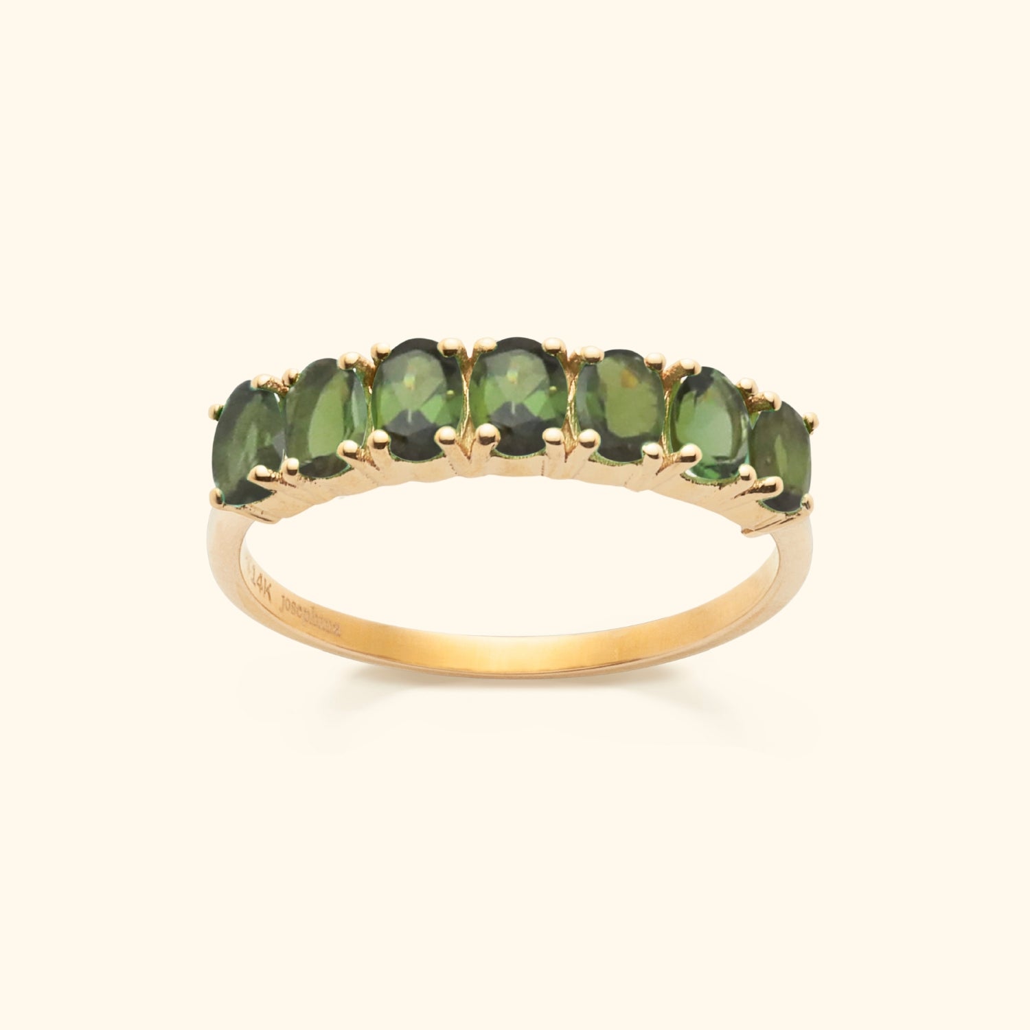 Selly Green Tourmaline Ring | 9K Goud – Elegante half eternity ring met groene toermalijn edelstenen, gezet in een 9 karaat gouden band. Een luxe en tijdloze ring voor elke gelegenheid.